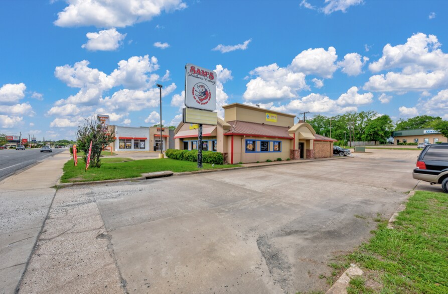 214 S Timberland Dr, Lufkin, TX à vendre - Photo de l’immeuble – Image 2 sur 3