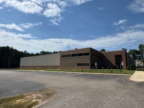 5825 Clyde Rhyne Dr, Sanford, NC à louer Photo intérieure– Image 1 sur 28