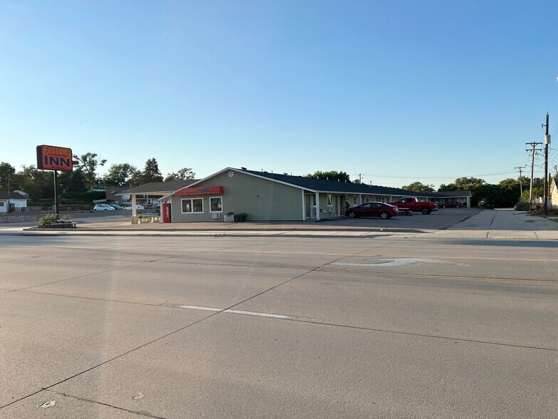 1103 E B St, McCook, NE à vendre - Photo de l’immeuble – Image 3 sur 21