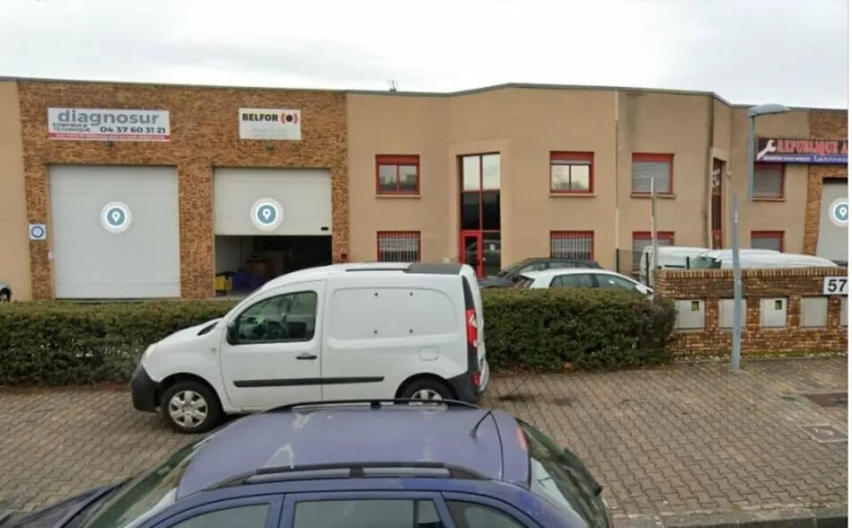 Local d’activités dans Vénissieux à louer - Photo de l’immeuble – Image 2 sur 14