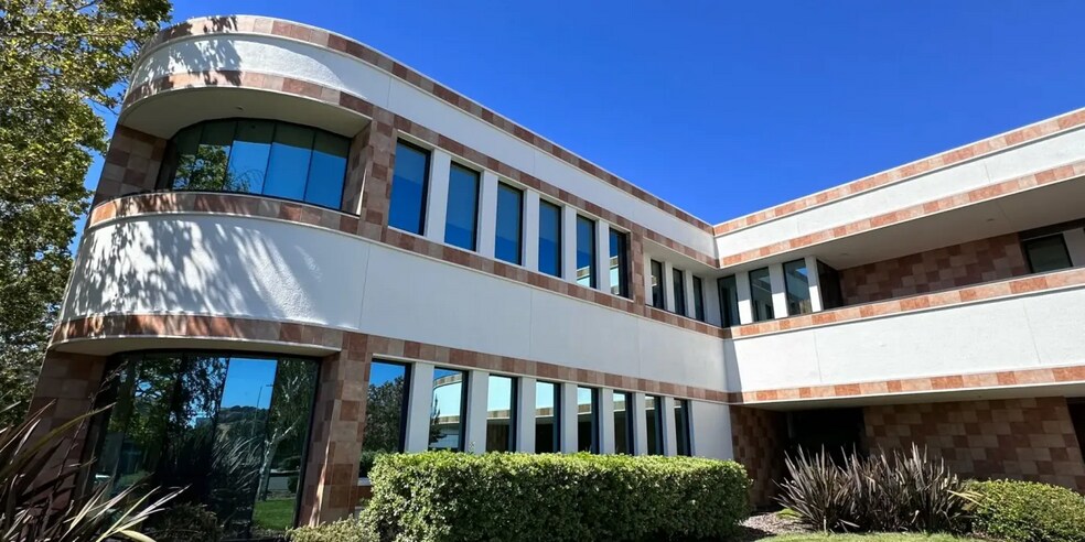 220 Campus Ln, Fairfield, CA à louer - Photo de l’immeuble – Image 1 sur 8