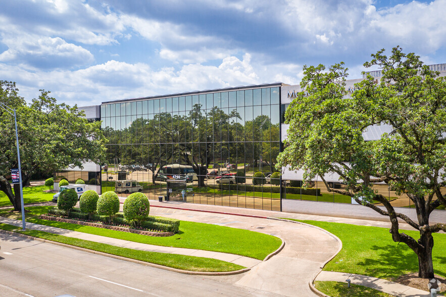 4710 Bellaire Blvd, Bellaire, TX à louer - Photo de l’immeuble – Image 2 sur 26