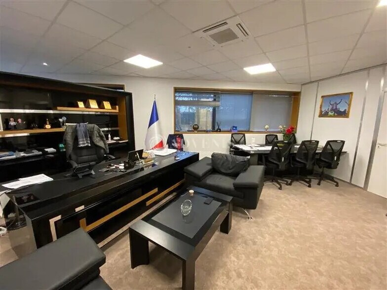 Bureau dans Champs-sur-Marne à louer - Photo de l’immeuble – Image 2 sur 8
