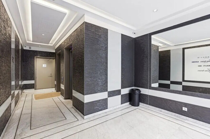 24 rue Royale, Paris à louer - Photo de l’immeuble – Image 2 sur 9