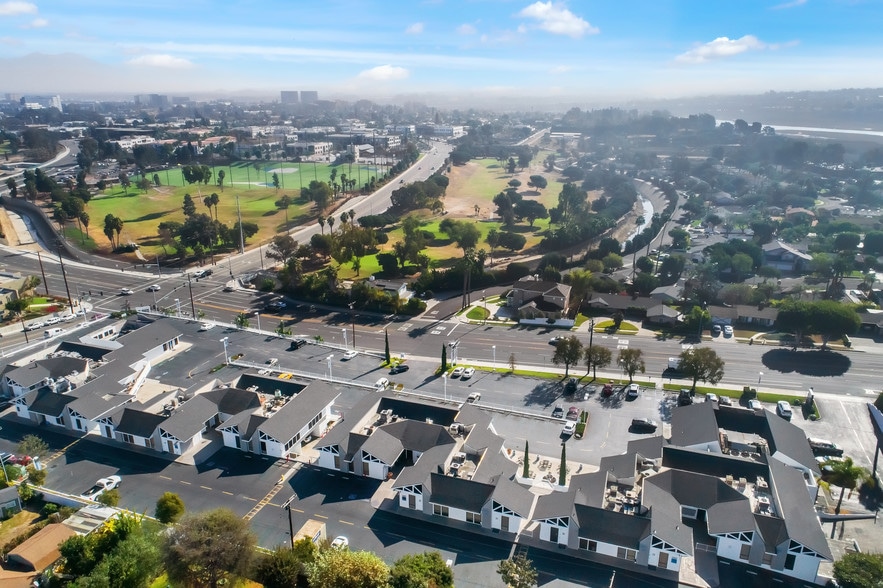 2651-2675 Irvine Ave, Costa Mesa, CA à louer - Aérien – Image 3 sur 44