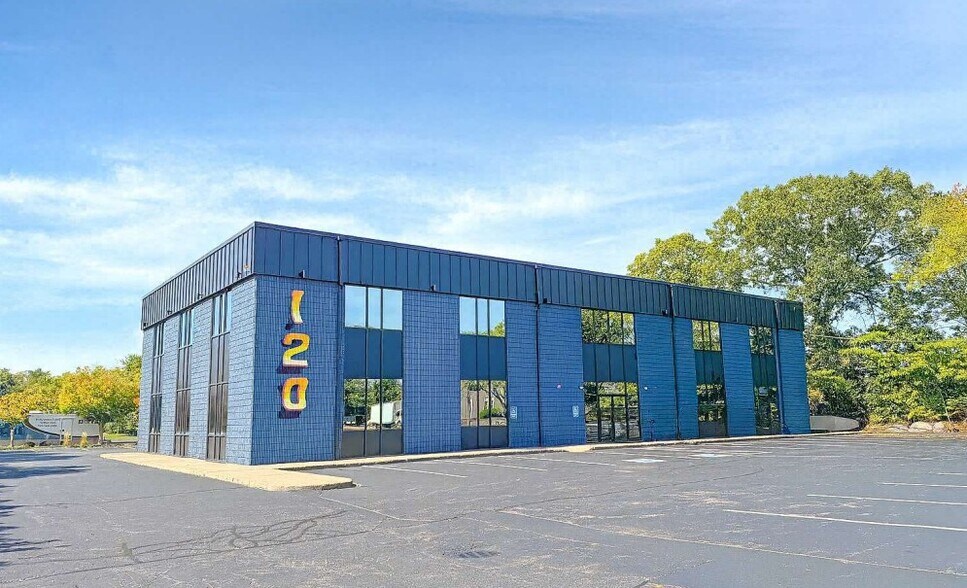 120 Amaral St, East Providence, RI à louer - Photo de l’immeuble – Image 1 sur 11