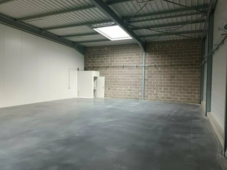 Local d’activités dans Dieppe à louer - Photo de l’immeuble – Image 2 sur 6