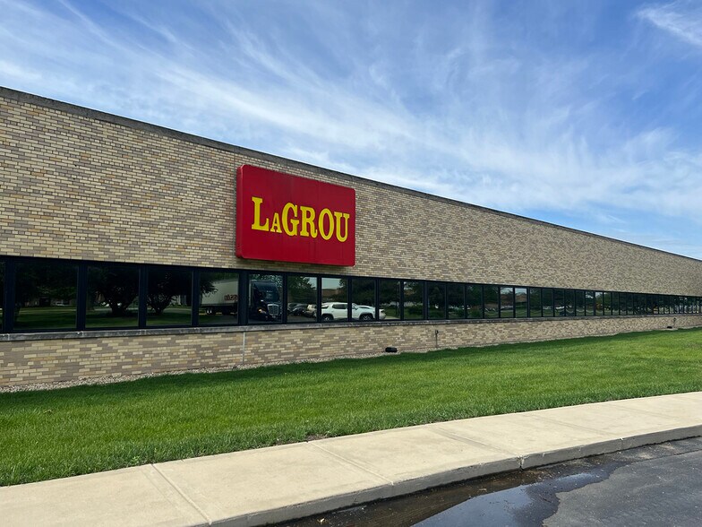1800 W Hawthorne Ln, West Chicago, IL à louer - Photo principale – Image 1 sur 4