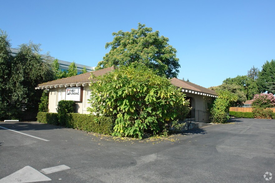 2077 S Bascom Ave, Campbell, CA à louer - Photo de l’immeuble – Image 2 sur 2