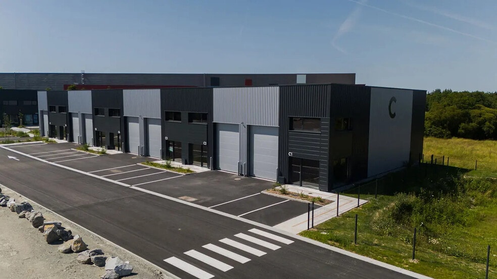 Local commercial dans Grandchamps-des-Fontaines à vendre - Photo de l’immeuble – Image 2 sur 10