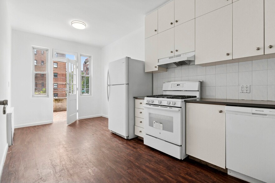 64-03 102nd st, Queens, NY à vendre - Photo intérieure – Image 2 sur 10