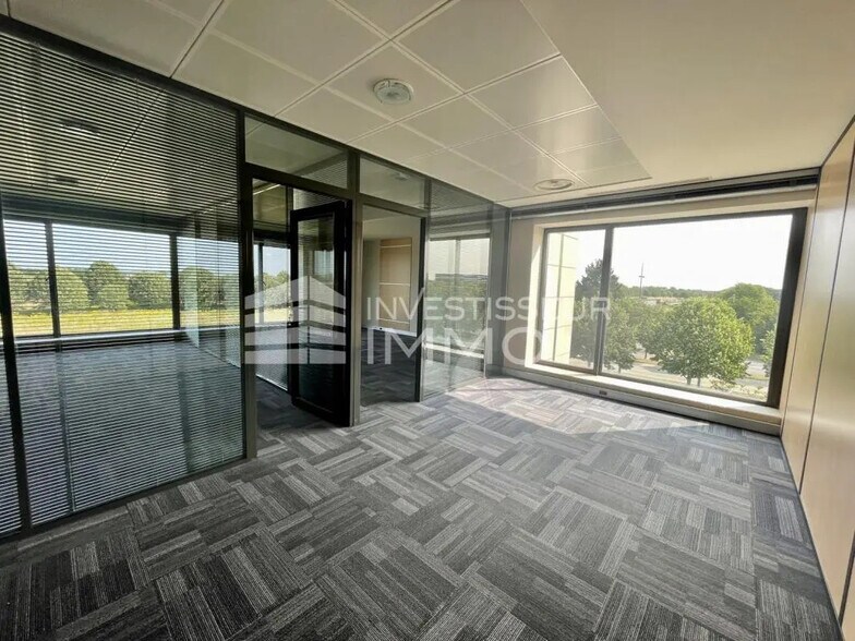 Bureau dans Lieusaint à louer - Photo de l’immeuble – Image 1 sur 4