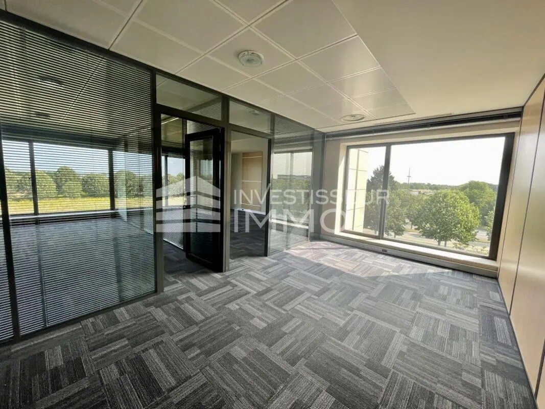 Bureau dans Lieusaint à louer Photo de l’immeuble– Image 1 sur 5