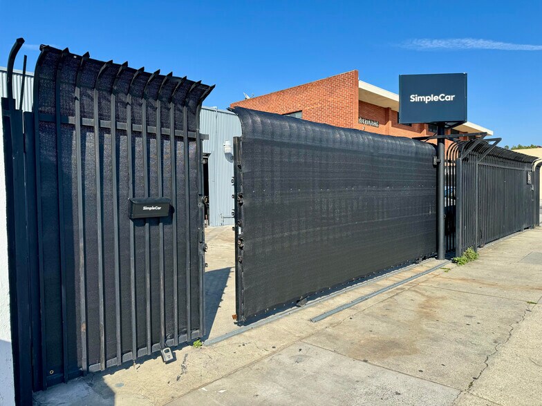 3121 W Jefferson Blvd, Los Angeles, CA à louer - Photo de l’immeuble – Image 2 sur 9