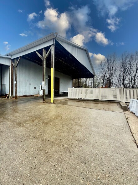 5260 S Clinton Trl, Eaton Rapids, MI à louer - Photo de l’immeuble – Image 3 sur 14