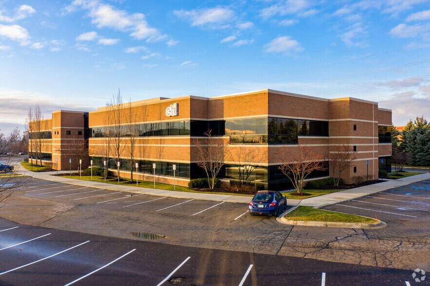 28001 Cabot Dr, Novi, MI à louer - Photo principale – Image 1 sur 5
