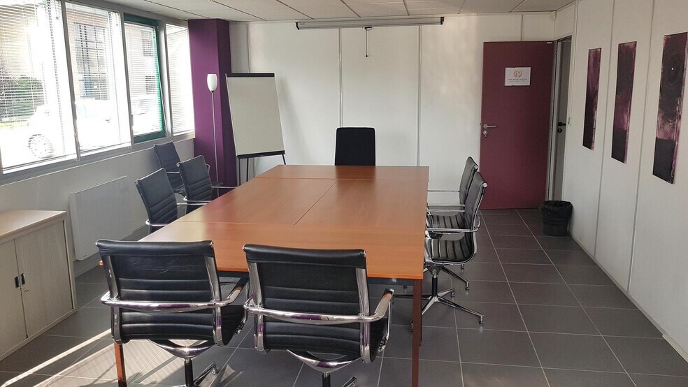 30 Rue Auguste Piccard, Saint-Genis-Pouilly à louer - Photo de l’immeuble – Image 3 sur 17
