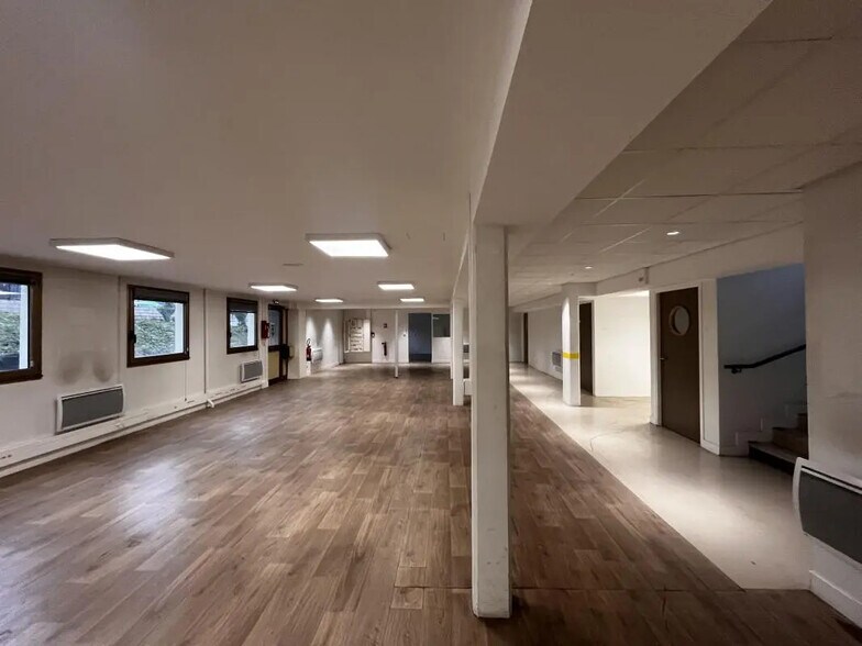 Local d’activités dans Neuilly-sur-Marne à louer - Photo de l’immeuble – Image 3 sur 19