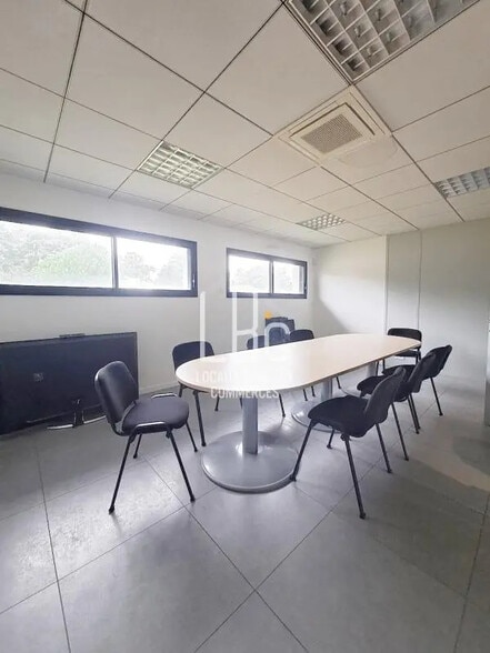 Bureau dans Remouille à vendre - Photo de l’immeuble – Image 2 sur 5