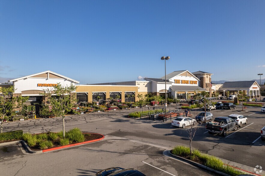 El Toro Rd, Lake Forest, CA à louer - Photo de l’immeuble – Image 1 sur 9