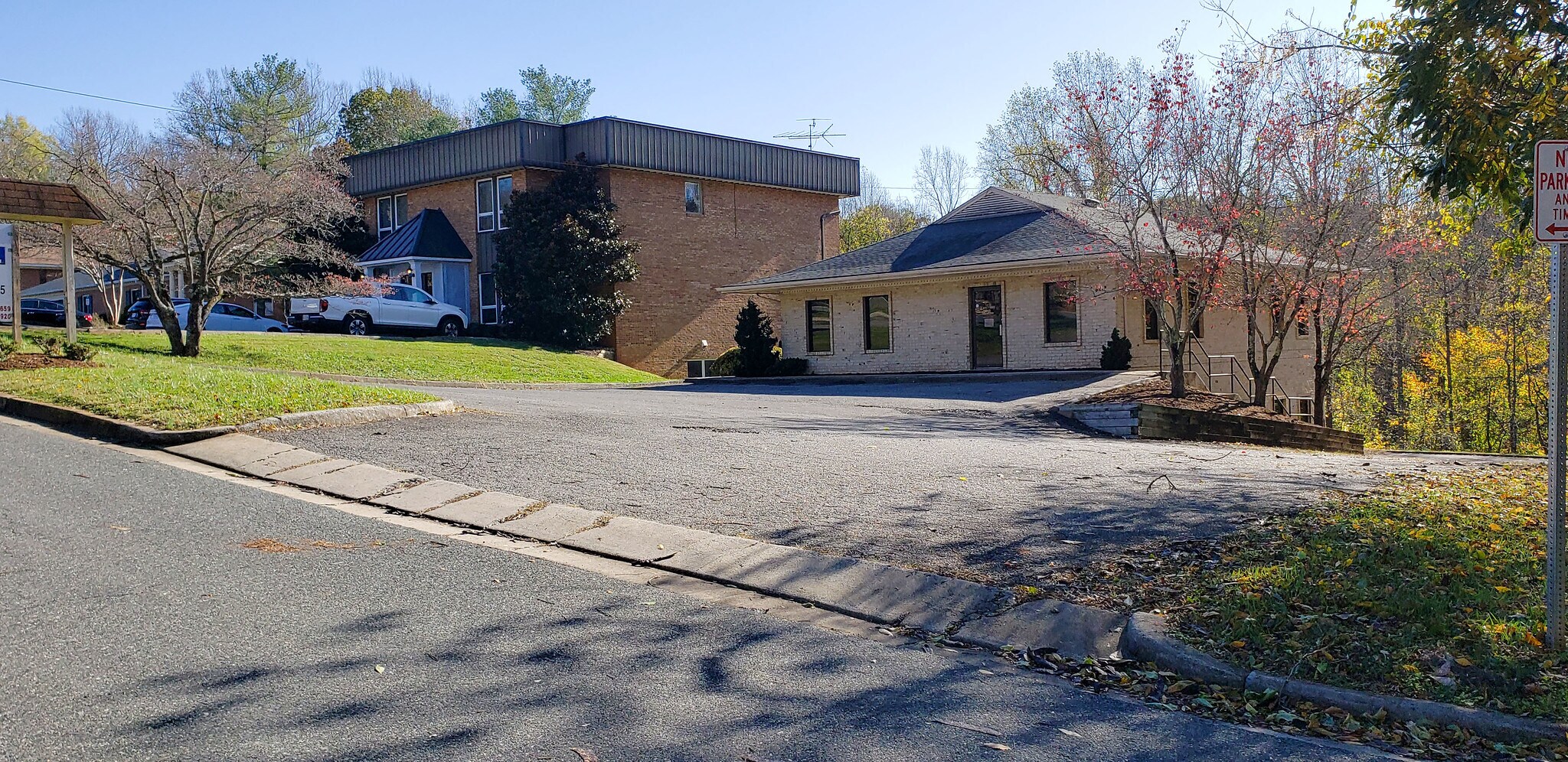 1949 Thomson Dr, Lynchburg, VA à louer Photo de l’immeuble– Image 1 sur 11