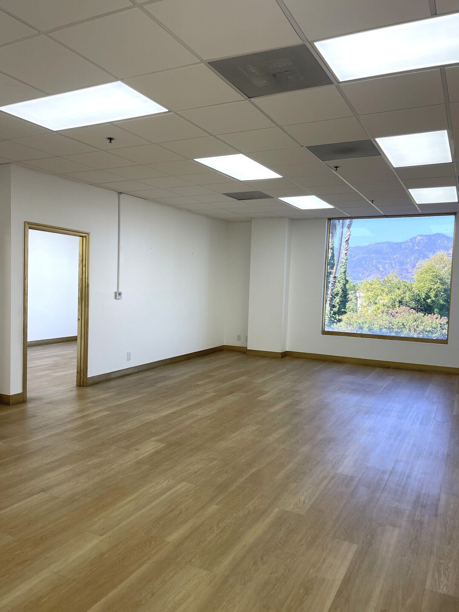 600 W Broadway, Glendale, CA à louer Photo intérieure– Image 1 sur 5
