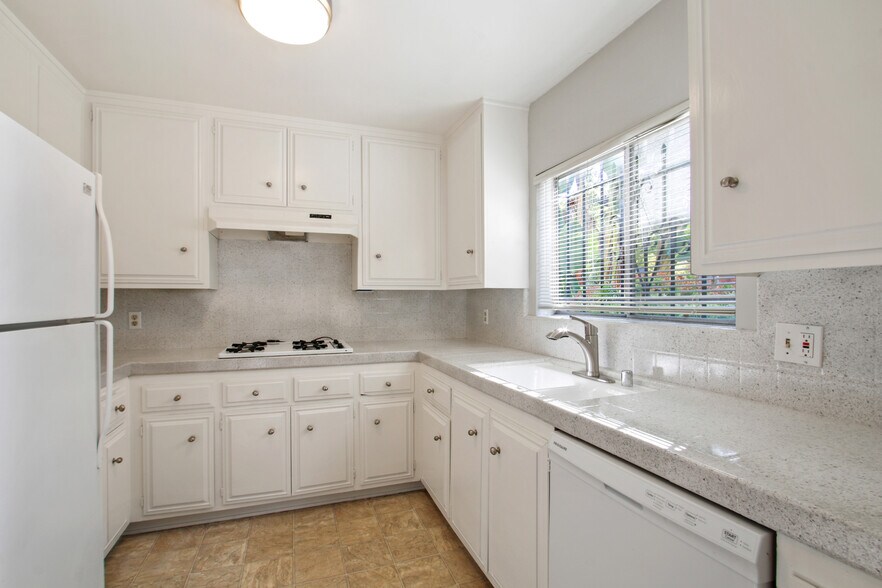 3735 Mentone Ave, Los Angeles, CA à vendre - Photo de l’immeuble – Image 3 sur 23