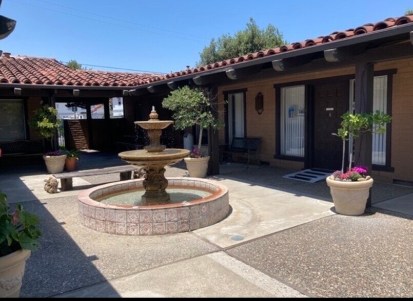 12961 Village Dr, Saratoga, CA à vendre - Photo de l’immeuble – Image 2 sur 10