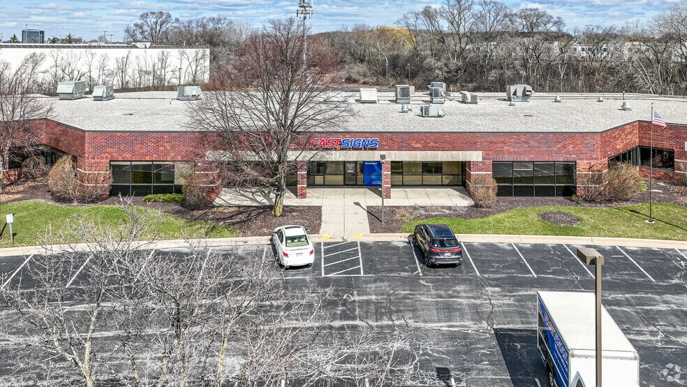 11020 W Plank Ct, Wauwatosa, WI à louer - Photo de l’immeuble – Image 3 sur 7
