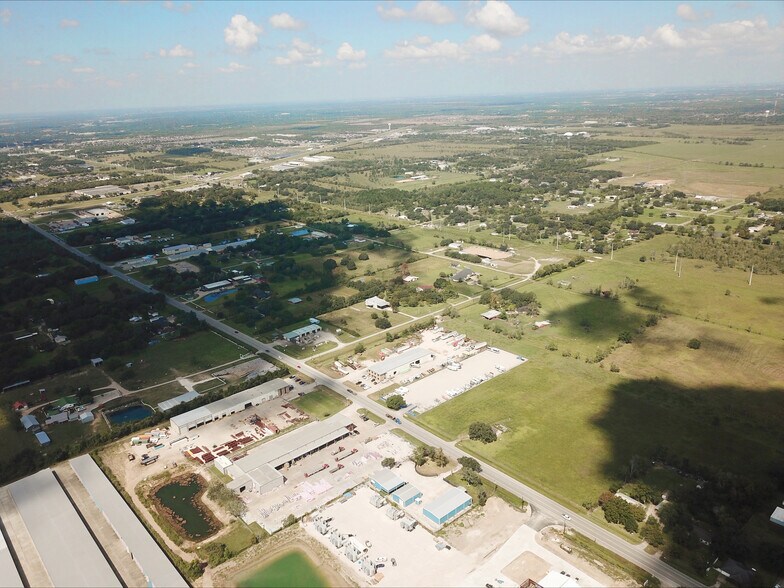 1112 FM 517 Rd, Alvin, TX à louer - Photo de l’immeuble – Image 2 sur 6