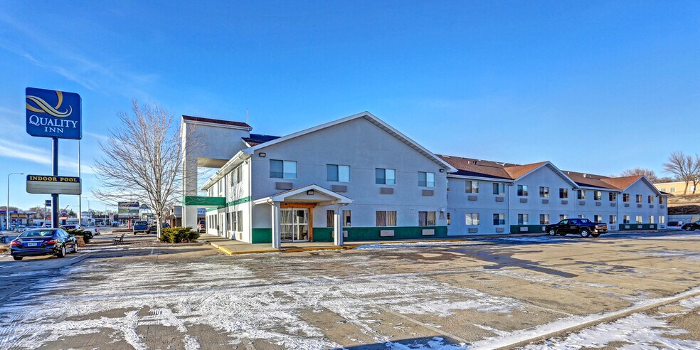 410 W Sioux Ave, Pierre, SD à vendre - Photo de l’immeuble – Image 2 sur 44
