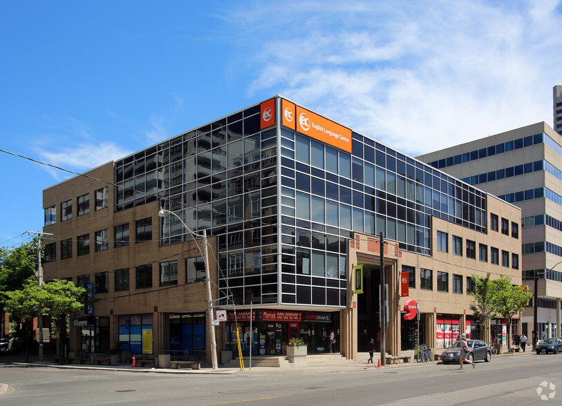 124 Eglinton Ave W, Toronto, ON à louer - Photo de l’immeuble – Image 1 sur 2