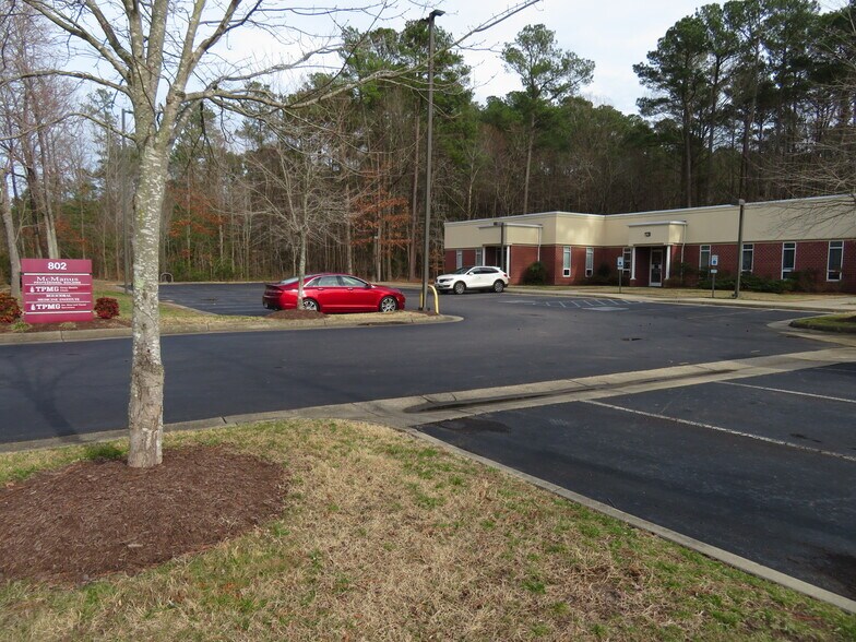 802 Lockwood Ave, Newport News, VA à louer - Photo de l’immeuble – Image 1 sur 7