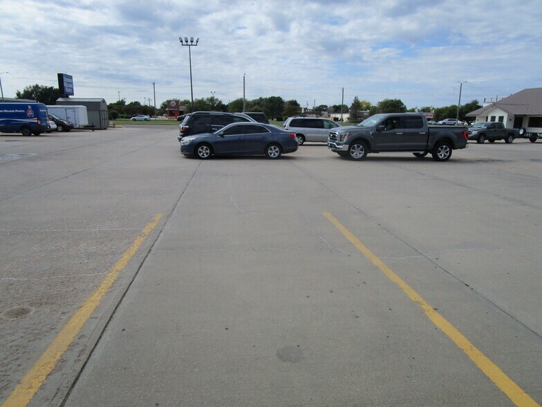 1514 Taylor Plz E, Garden City, KS à louer - Photo de l’immeuble – Image 3 sur 18