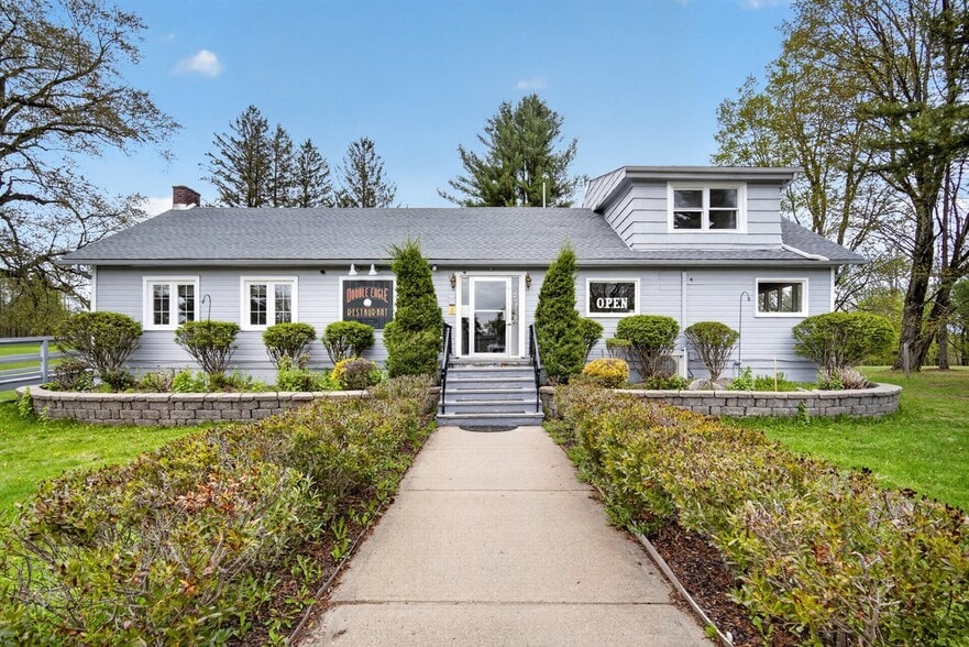 301 N Kingsboro Ave, Gloversville, NY à vendre - Photo principale – Image 1 sur 48
