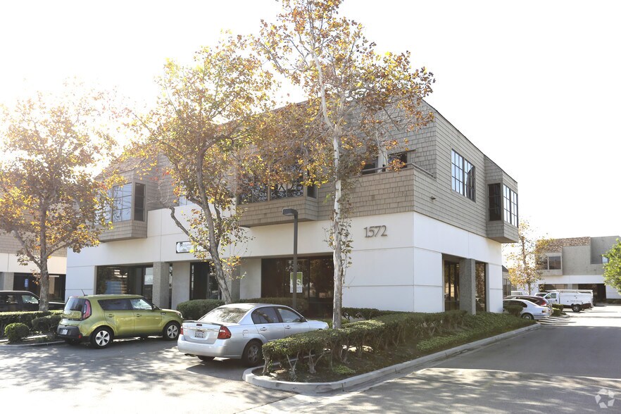 1572 N Batavia St, Orange, CA à vendre - Photo de l’immeuble – Image 3 sur 6