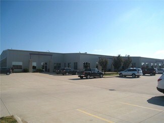 Plus de détails pour 921-929 Marthas Way, Hiawatha, IA - Local d’activités à vendre