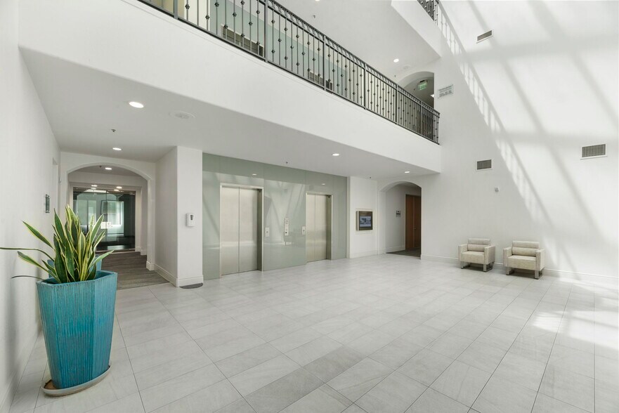 2535 Townsgate Rd, Westlake Village, CA à louer - Photo intérieure – Image 3 sur 5