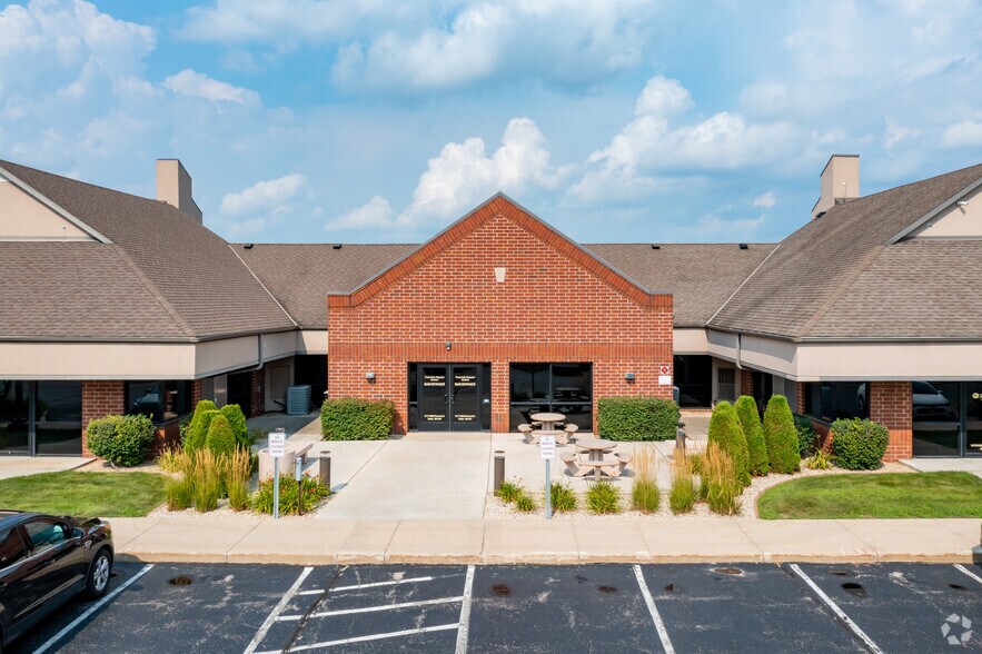 W177N9856-W178 N9912 Rivercrest Dr, Germantown, WI à louer - Photo de l’immeuble – Image 3 sur 4