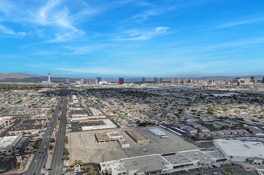 4701 W Sahara Ave, Las Vegas, NV à louer - Photo de l’immeuble – Image 3 sur 6