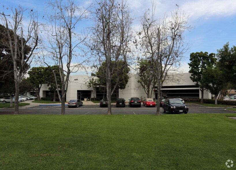 10200 Pioneer Blvd, Santa Fe Springs, CA à louer - Photo principale – Image 1 sur 4