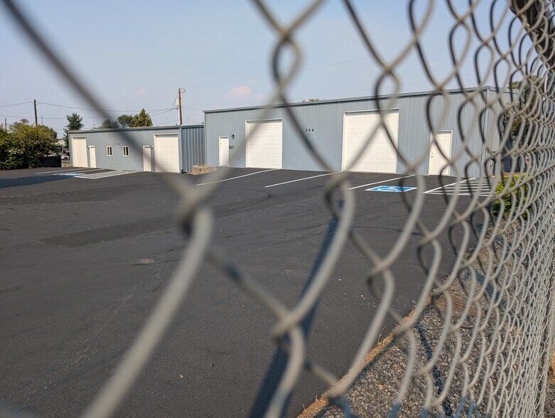 246 SE Franklin, Redmond, OR à louer - Photo de l’immeuble – Image 2 sur 13