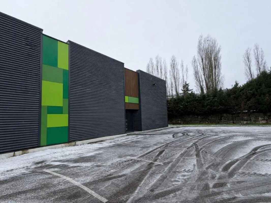 Local commercial dans Anse à louer Photo de l’immeuble– Image 1 sur 4