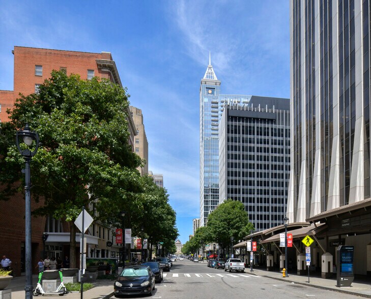 333 Fayetteville St, Raleigh, NC à louer - Photo de l’immeuble – Image 2 sur 8