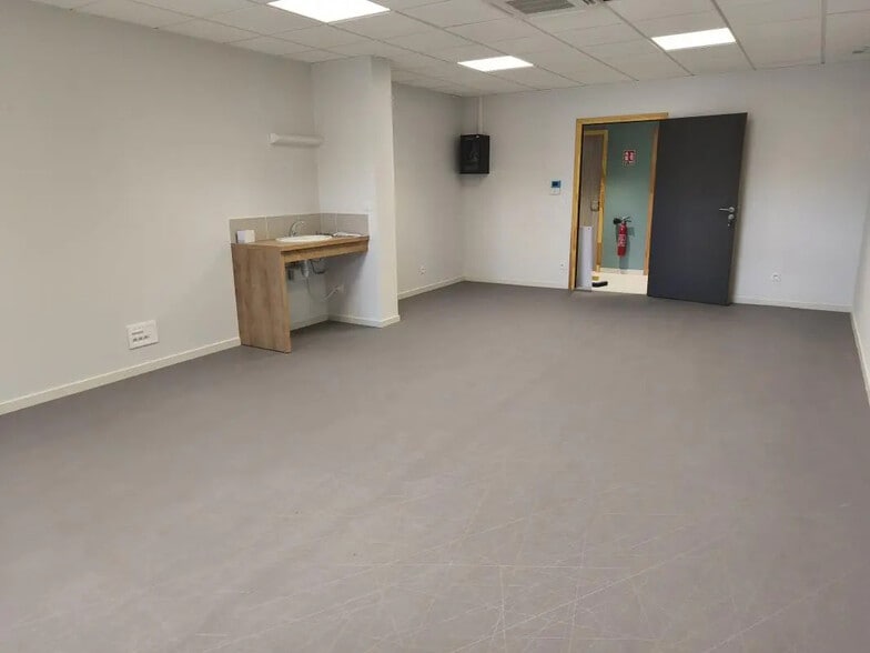 Bureau dans Saint-Cyr-sur-Menthon à louer - Photo de l’immeuble – Image 2 sur 7