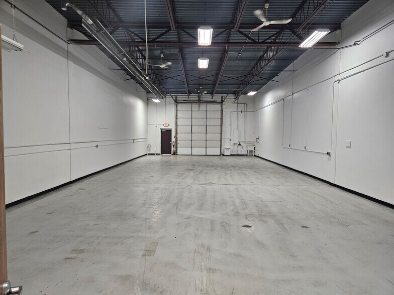 28702-28722 Wall St, Wixom, MI à louer - Photo de l’immeuble – Image 1 sur 6
