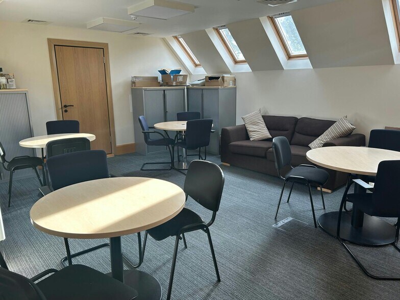 The Square, Lightwater à louer - Photo de l’immeuble – Image 2 sur 7