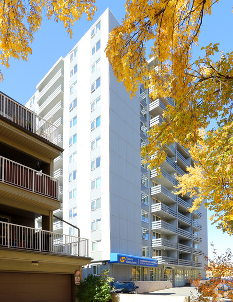 10160 116th St NW, Edmonton, AB à louer - Photo de l’immeuble – Image 3 sur 13