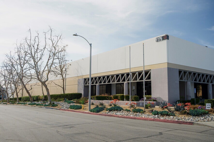 1175 Aviation Pl, San Fernando, CA à louer - Photo de l’immeuble – Image 2 sur 3