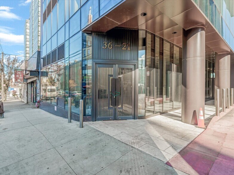 36-21 Prince st, Flushing, NY à louer - Photo de l’immeuble – Image 2 sur 7